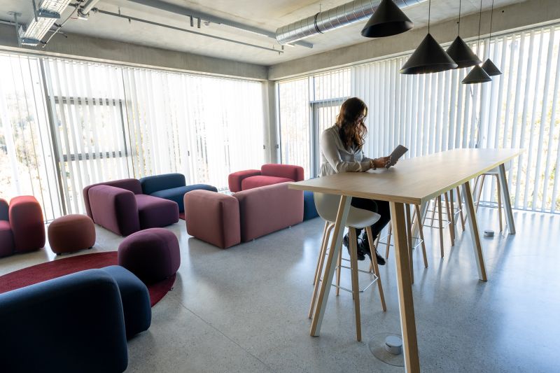 Uni linz pausenraum einrichtung hochtisch sofa lounge besprechung neudoerfler