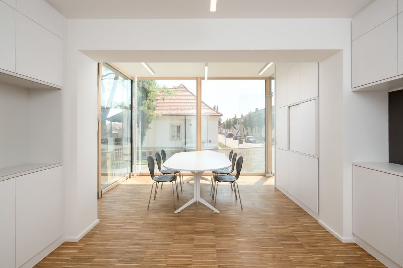 Neudoerfler St. Margarethen Besprechungstisch Stuehle